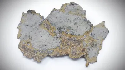 Metal fragment with gold traces