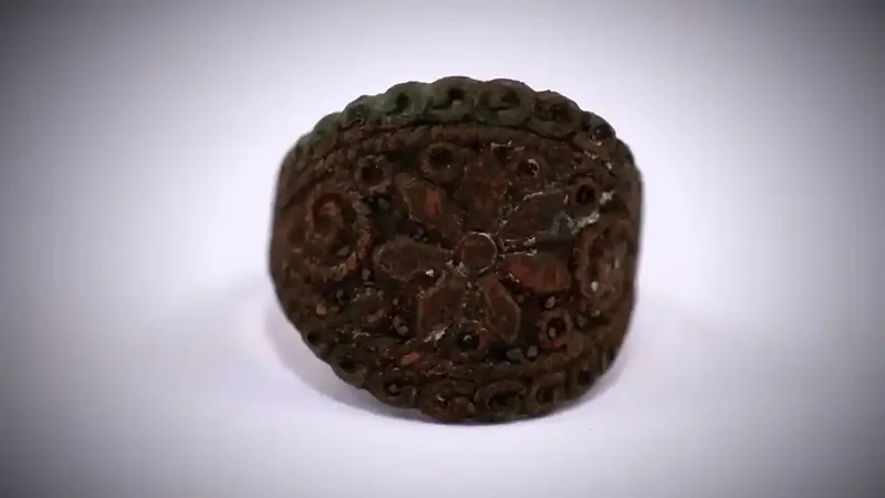 Silver Spanish ring with ornate flower design from the swamp